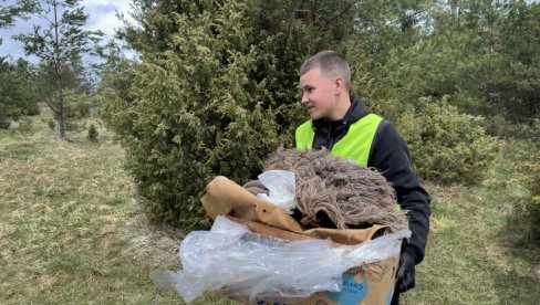 SAKUPILI DVE TONE OTPADA: Akcija novosadskog udruženja „Čepom do osmeha“ u Sjenici SAKUPILI DVE TONE OTPADA: Akcija novosadskog udruženja „Čepom do osmeha“ u Sjenici