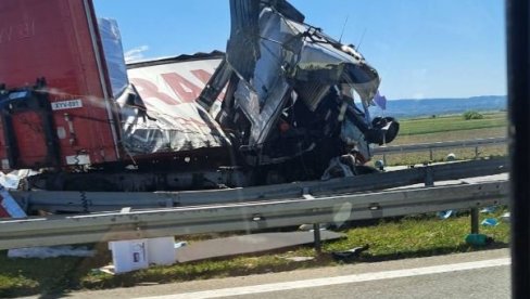 ŠLEPER SE PREVRNUO, PA PREPREČIO PUT: Teška saobraćajna nesreća kod Kovilja - zbog udesa zastoj i kilometarska kolona vozila (FOTO) ŠLEPER SE PREVRNUO, PA PREPREČIO PUT: Teška saobraćajna nesreća kod Kovilja - zbog udesa zastoj i kilometarska kolona vozila (FOTO)