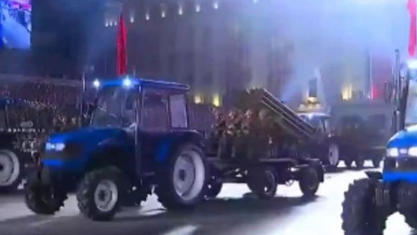 АРТИЉЕРИЈА НА ТРАКТОРИМА: Северна Кореја уводи новину у ратовање (ВИДЕО) АРТИЉЕРИЈА НА ТРАКТОРИМА: Северна Кореја уводи новину у ратовање (ВИДЕО)