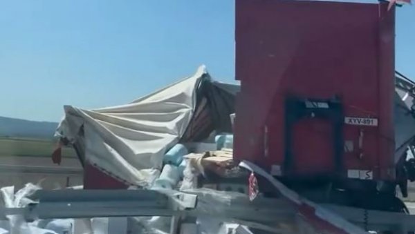 ПОЗНАТО СТАЊЕ ПОВРЕЂЕНОГ МУШКАРЦА: Поново пуштен саобраћај после тешке несреће на ауто-путу према Београду (ВИДЕО) ПОЗНАТО СТАЊЕ ПОВРЕЂЕНОГ МУШКАРЦА: Поново пуштен саобраћај после тешке несреће на ауто-путу према Београду (ВИДЕО)