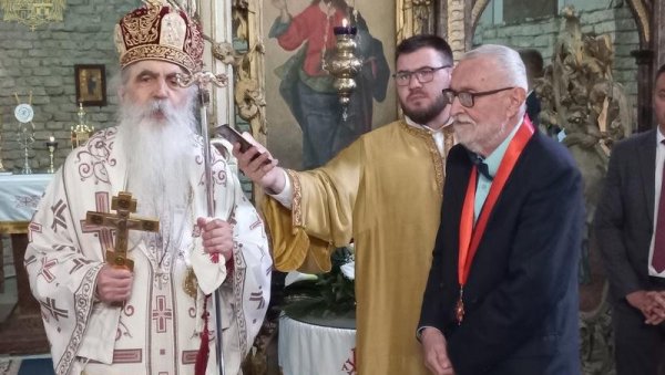 ПРИЗНАЊЕ ЗА ПРОСВЕТИТЕЉСКИ РАД : У Стапару Владика Иринеј уручио Орден Светог Саве професору Браниславу Ћурчићу (ФОТО) ПРИЗНАЊЕ ЗА ПРОСВЕТИТЕЉСКИ РАД : У Стапару Владика Иринеј уручио Орден Светог Саве професору Браниславу Ћурчићу (ФОТО)