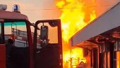 ОГРОМАН ПЛАМЕН ЗАХВАТИО ОБЈЕКАТ: Драматични призори пожара у Нишу (ВИДЕО) ОГРОМАН ПЛАМЕН ЗАХВАТИО ОБЈЕКАТ: Драматични призори пожара у Нишу (ВИДЕО)