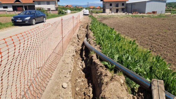 ГРАДЕ ПРИМАРНИ ВОДОВОД: Нова мрежа од Великог Трњана до Паликуће ГРАДЕ ПРИМАРНИ ВОДОВОД: Нова мрежа од Великог Трњана до Паликуће
