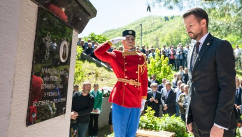 ВЕНЦИ И СУЗЕ ЗА НЕВИНЕ ЖРТВЕ: У Мурини обележено 25 година од злочина НАТО и страдања шест грађана, од којих су троје били деца (ФОТО)