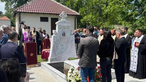 ISPUNJENA POSLEDNJA ŽELJA BATE ŽIVOJINOVIĆA: Legendarni glumac sada počiva pored svoje Lule (FOTO)