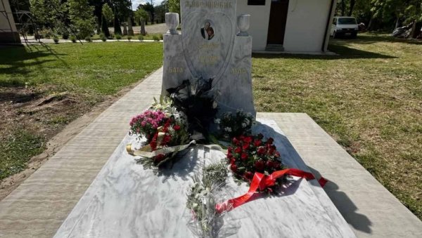 БАТА И ЛУЛА ЗАЈЕДНО У ВЕЧНОСТИ: Посмртни остаци легендарног глумца Велимира Живојиновића премештени из Алеје заслужних грађана у Кораћицу БАТА И ЛУЛА ЗАЈЕДНО У ВЕЧНОСТИ: Посмртни остаци легендарног глумца Велимира Живојиновића премештени из Алеје заслужних грађана у Кораћицу