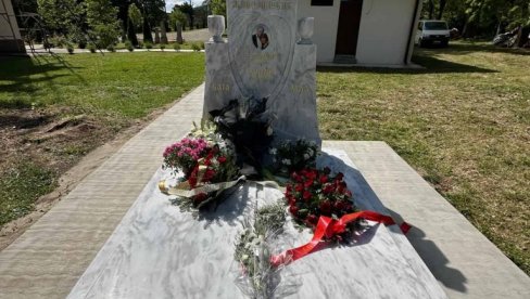 BATA I LULA ZAJEDNO U VEČNOSTI: Posmrtni ostaci legendarnog glumca Velimira Živojinovića premešteni iz Aleje zaslužnih građana u Koraćicu BATA I LULA ZAJEDNO U VEČNOSTI: Posmrtni ostaci legendarnog glumca Velimira Živojinovića premešteni iz Aleje zaslužnih građana u Koraćicu