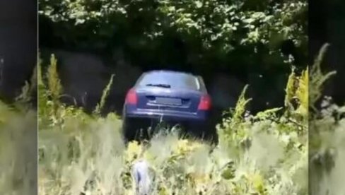 KAD NEMA MESTA NA PARKINGU, IMA U POTOKU: Snimak iz Beograda usijao mreže, komentari se samo nižu (VIDEO) KAD NEMA MESTA NA PARKINGU, IMA U POTOKU: Snimak iz Beograda usijao mreže, komentari se samo nižu (VIDEO)