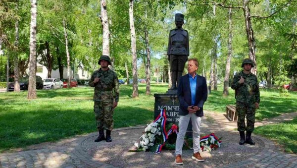 НАЈМЛАЂИ СРПСКИ ПОДНАРЕДНИК: Лозничани одали почаст Момчилу Гаврићу (ФОТО) НАЈМЛАЂИ СРПСКИ ПОДНАРЕДНИК: Лозничани одали почаст Момчилу Гаврићу (ФОТО)