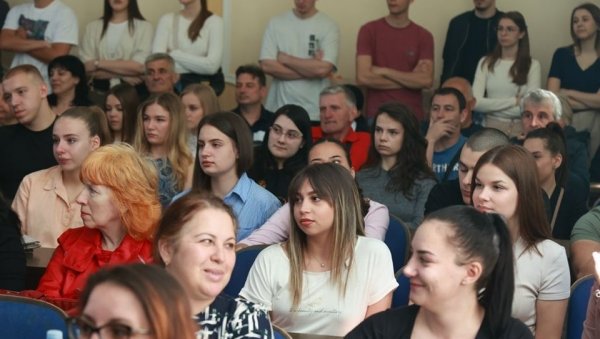 СТИПЕНДИЈЕ И ПОДСТИЦАЈ ЗА 387 АКАДЕМАЦА: Студенти из Кикинде добили финансијску подршку од града СТИПЕНДИЈЕ И ПОДСТИЦАЈ ЗА 387 АКАДЕМАЦА: Студенти из Кикинде добили финансијску подршку од града