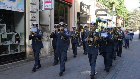 PRAZNIČNA BUDILICA ZA USNULI GRAD; Tradicionalna prvomajska manifestacija u Kraljevu PRAZNIČNA BUDILICA ZA USNULI GRAD; Tradicionalna prvomajska manifestacija u Kraljevu