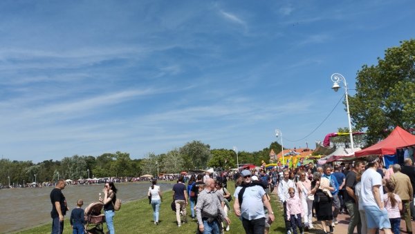ДО ПОДНЕ УРАНИЛО ВИШЕ ОД 6000 ЉУДИ: На Палићу традиционални Првомајски уранак ДО ПОДНЕ УРАНИЛО ВИШЕ ОД 6000 ЉУДИ: На Палићу традиционални Првомајски уранак