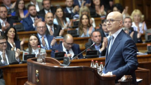 SKUPŠTINA O IZBORU NOVE VLADE: Vučević izložio ekspoze, završena sednica, sutra u devet nastavak (VIDEO) SKUPŠTINA O IZBORU NOVE VLADE: Vučević izložio ekspoze, završena sednica, sutra u devet nastavak (VIDEO)