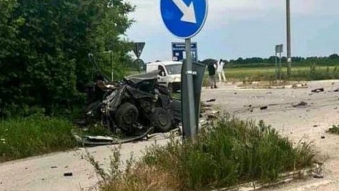 STRAHUJE SE DA IMA MRTVIH: Jeziva saobraćajna nesreća kod Ašanje, auto potpuno smrskan (FOTO) STRAHUJE SE DA IMA MRTVIH: Jeziva saobraćajna nesreća kod Ašanje, auto potpuno smrskan (FOTO)