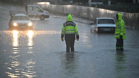 NEVREME KAKVO SE NE PAMTI U TURSKOJ: Anakara potpuno poplavljena, bujice nosile automobile (VIDEO) NEVREME KAKVO SE NE PAMTI U TURSKOJ: Anakara potpuno poplavljena, bujice nosile automobile (VIDEO)