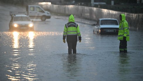 NEVREME KAKVO SE NE PAMTI U TURSKOJ: Anakara potpuno poplavljena, bujice nosile automobile (VIDEO)