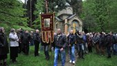 ВОШТАНИЦЕ ЗА БОЉИ РОД НА ЊИВИ: По традицији ратарске свеће донете у манастир Троношу ВОШТАНИЦЕ ЗА БОЉИ РОД НА ЊИВИ: По традицији ратарске свеће донете у манастир Троношу