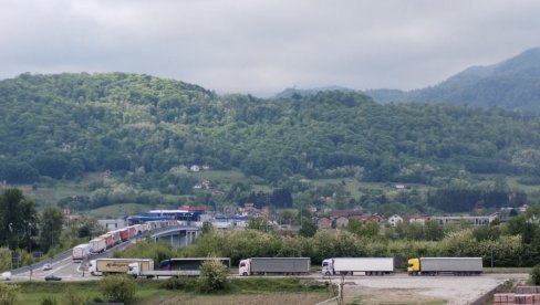 TERETNJACI STOPIRANI NA DRINI: Most između dva Zvornika u Srbiji i BiH zatvoren za kamione