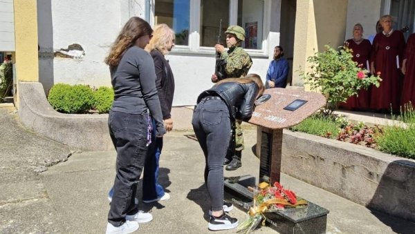 ЖИВОТ ДАО ЗА ОТАЏБИНУ: У врњачком Грачацу обележено 25. година од погибије Живана Петровића на КиМ ЖИВОТ ДАО ЗА ОТАЏБИНУ: У врњачком Грачацу обележено 25. година од погибије Живана Петровића на КиМ