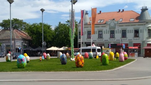 USKRŠNJI DEKOR: Deca i vaspitačice ukrasili centar grada USKRŠNJI DEKOR: Deca i vaspitačice ukrasili centar grada
