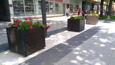 TABAČKA ČARŠIJa: Cvetne žardinjere ulepšale obnovljenu ulicu TABAČKA ČARŠIJa: Cvetne žardinjere ulepšale obnovljenu ulicu