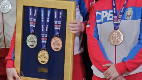 OVO JE POKLON KOJI SU SPREMILI VUČIĆU: Predsednik ugostio delegaciju Bokserskog saveza Srbije (FOTO) OVO JE POKLON KOJI SU SPREMILI VUČIĆU: Predsednik ugostio delegaciju Bokserskog saveza Srbije (FOTO)