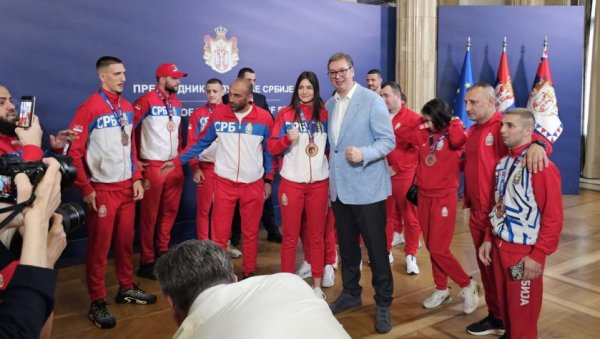 ВУЧИЋ СА БОКСЕРИМА: Председник угостио делегацију Боксерског савеза Србије - Хвала вам што сте децу вратили у сале (ФОТО/ВИДЕО) ВУЧИЋ СА БОКСЕРИМА: Председник угостио делегацију Боксерског савеза Србије - Хвала вам што сте децу вратили у сале (ФОТО/ВИДЕО)