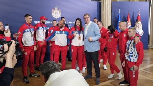 VUČIĆ SA BOKSERIMA: Predsednik ugostio delegaciju Bokserskog saveza Srbije - Hvala vam što ste decu vratili u sale (FOTO/VIDEO) VUČIĆ SA BOKSERIMA: Predsednik ugostio delegaciju Bokserskog saveza Srbije - Hvala vam što ste decu vratili u sale (FOTO/VIDEO)