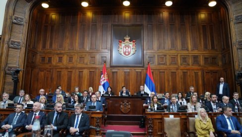BURNA POLEMIKA U SKUPŠTINI: U parlametnu završeno glasanje za novu Vladu Srbije (VIDEO) BURNA POLEMIKA U SKUPŠTINI: U parlametnu završeno glasanje za novu Vladu Srbije (VIDEO)