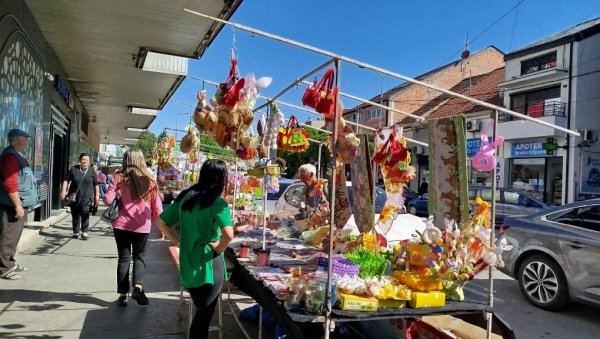 ВАСКРШЊА ПРОДАЈА У ПАРАЋИНУ: На тезгама свашта, купаца „онако“ (ФОТО) ВАСКРШЊА ПРОДАЈА У ПАРАЋИНУ: На тезгама свашта, купаца „онако“ (ФОТО)