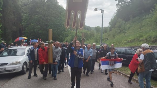 ХИЉАДЕ ВЕРНИКА ДОЧЕКАЛО РАТАРСКЕ СВЕЋЕ: Велика светковина у Манастиру Троноша код Лознице (ФОТО) ХИЉАДЕ ВЕРНИКА ДОЧЕКАЛО РАТАРСКЕ СВЕЋЕ: Велика светковина у Манастиру Троноша код Лознице (ФОТО)