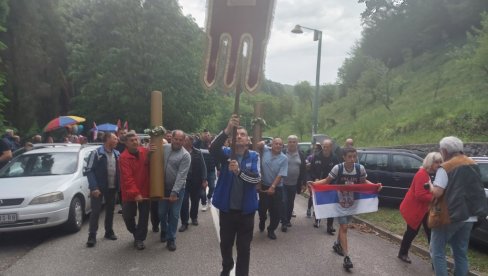 HILJADE VERNIKA DOČEKALO RATARSKE SVEĆE: Velika svetkovina u Manastiru Tronoša kod Loznice (FOTO) HILJADE VERNIKA DOČEKALO RATARSKE SVEĆE: Velika svetkovina u Manastiru Tronoša kod Loznice (FOTO)