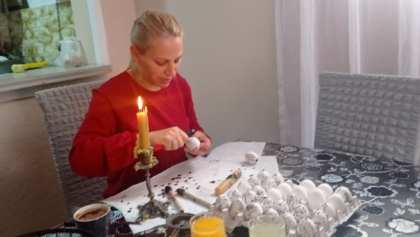 ДУША УТКАНА НА ЉУСЦИ: Традиционално фарбање јаја за Васкрс у Великој Хочи и Ораховцу помоћу воска и шараљајке ДУША УТКАНА НА ЉУСЦИ: Традиционално фарбање јаја за Васкрс у Великој Хочи и Ораховцу помоћу воска и шараљајке