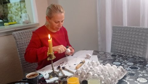 DUŠA UTKANA NA LJUSCI: Tradicionalno farbanje jaja za Vaskrs u Velikoj Hoči i Orahovcu pomoću voska i šaraljajke DUŠA UTKANA NA LJUSCI: Tradicionalno farbanje jaja za Vaskrs u Velikoj Hoči i Orahovcu pomoću voska i šaraljajke