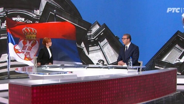 ОГРНУЋЕМО НАШЕ ТРОБОЈКЕ, ОКАЧИТИ ИХ НА КУЋЕ Вучић: Ми свој образ да укаљамо нећемо ОГРНУЋЕМО НАШЕ ТРОБОЈКЕ, ОКАЧИТИ ИХ НА КУЋЕ Вучић: Ми свој образ да укаљамо нећемо
