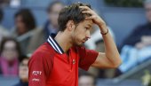МЕДВЕДЕВ СВЕ БОЉИ НА ШЉАЦИ: Пети носилац је почео да игра нешто агресивније! МЕДВЕДЕВ СВЕ БОЉИ НА ШЉАЦИ: Пети носилац је почео да игра нешто агресивније!