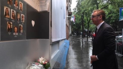 UČINIĆEMO SVE DA SE KAO ZEMLJA UZDIGNEMO POSLE OVOG UŽASA Vučić položio cveće u školi Vladislav Ribnikar (FOTO) UČINIĆEMO SVE DA SE KAO ZEMLJA UZDIGNEMO POSLE OVOG UŽASA Vučić položio cveće u školi Vladislav Ribnikar (FOTO)