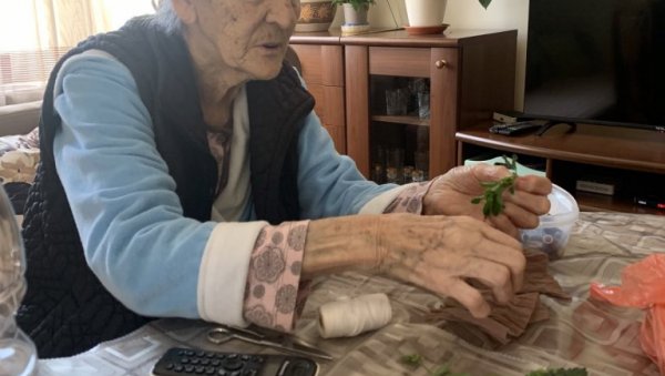БАКА МИЛКА У 96. КУВА И ШАРА ЈАЈА: Обучава младу Никшићаку Србадију БАКА МИЛКА У 96. КУВА И ШАРА ЈАЈА: Обучава младу Никшићаку Србадију