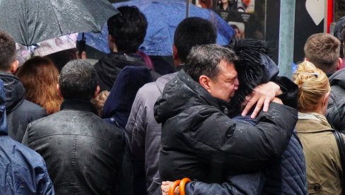 POTRESNE SCENE ISPRED RIBNIKARA Roditelji ubijene dece stigli na mesto stradanja (FOTO) POTRESNE SCENE ISPRED RIBNIKARA Roditelji ubijene dece stigli na mesto stradanja (FOTO)