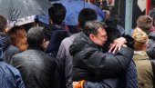 ПОТРЕСНЕ СЦЕНЕ ИСПРЕД РИБНИКАРА Родитељи убијене деце стигли на место страдања (ФОТО) ПОТРЕСНЕ СЦЕНЕ ИСПРЕД РИБНИКАРА Родитељи убијене деце стигли на место страдања (ФОТО)
