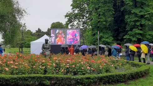 УСКОРО КОНКУРС ЗА МЕМОРИЈАЛНИ ЦЕНТАР, ПОТПИСИВАЊЕ ПЕТИЦИЈЕ ЗА ДАН СЕЋАЊА: Програм обележавања прве годишњице масовног убиства у Рибникару УСКОРО КОНКУРС ЗА МЕМОРИЈАЛНИ ЦЕНТАР, ПОТПИСИВАЊЕ ПЕТИЦИЈЕ ЗА ДАН СЕЋАЊА: Програм обележавања прве годишњице масовног убиства у Рибникару