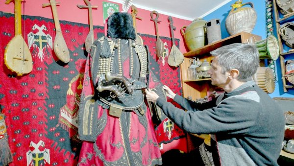 НАЈВЕЋЕ БЛАГО МИ ЈЕ ДОЛАМА ИЗ 1800. ГОДИНЕ: Београђанин Жељко Утвар има једну од највећих приватних етнографских збирки у Србији НАЈВЕЋЕ БЛАГО МИ ЈЕ ДОЛАМА ИЗ 1800. ГОДИНЕ: Београђанин Жељко Утвар има једну од највећих приватних етнографских збирки у Србији