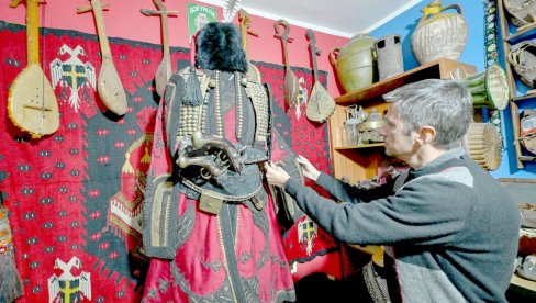 NAJVEĆE BLAGO MI JE DOLAMA IZ 1800. GODINE: Beograđanin Željko Utvar ima jednu od najvećih privatnih etnografskih zbirki u Srbiji NAJVEĆE BLAGO MI JE DOLAMA IZ 1800. GODINE: Beograđanin Željko Utvar ima jednu od najvećih privatnih etnografskih zbirki u Srbiji