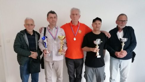 УСПЕХ ЕНИГМАТА ИЗ КИКИНДЕ: На такмичењу у Хрватској вешто састављали и растављали загонетке УСПЕХ ЕНИГМАТА ИЗ КИКИНДЕ: На такмичењу у Хрватској вешто састављали и растављали загонетке
