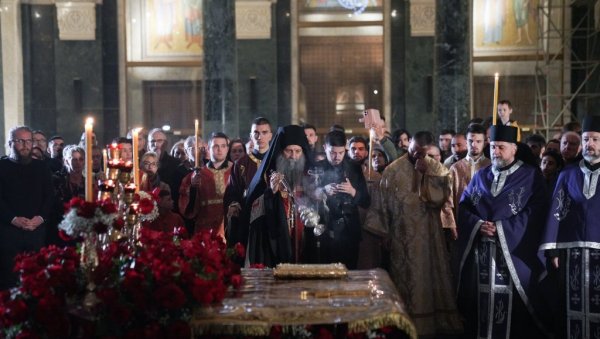 ИЗНЕТА ПЛАШТАНИЦА У ХРАМУ СВЕТОГ САВЕ: Патријарх Порфирије служио вечерње Великог петка ИЗНЕТА ПЛАШТАНИЦА У ХРАМУ СВЕТОГ САВЕ: Патријарх Порфирије служио вечерње Великог петка