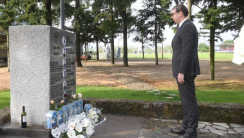VUČIĆ POLOŽIO CVEĆE U MALOM ORAŠJU: Kao roditelj, osećam ogroman bol zbog izgubljenih života, država neće dozvoliti zločin bez kazne VUČIĆ POLOŽIO CVEĆE U MALOM ORAŠJU: Kao roditelj, osećam ogroman bol zbog izgubljenih života, država neće dozvoliti zločin bez kazne