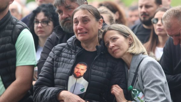 БОЛ РОДИТЕЉА ЈЕ НАЈВЕЋА: Најпотреснији тренутак у Малом Орашју (ФОТО) БОЛ РОДИТЕЉА ЈЕ НАЈВЕЋА: Најпотреснији тренутак у Малом Орашју (ФОТО)