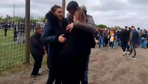 NEOPISIVA TUGA: Zagrljaj roditelja Eme Kobiljski i majke Nikole Milića (VIDEO) NEOPISIVA TUGA: Zagrljaj roditelja Eme Kobiljski i majke Nikole Milića (VIDEO)