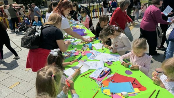 УСКРШЊЕ ЈАЈЕ У ЦЕНТРУ ЗРЕЊАНИНА: Одржан фестивал пред више хиљада малишана и њихових родитеља УСКРШЊЕ ЈАЈЕ У ЦЕНТРУ ЗРЕЊАНИНА: Одржан фестивал пред више хиљада малишана и њихових родитеља