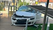 PRVE FOTOGRAFIJE AUTOMOBILA KOJI JE ULETEO NA DEČJE IGRALIŠTE NA LEKINOM BRDU: Hauba zgužvana, šoferka smrskana (FOTO)